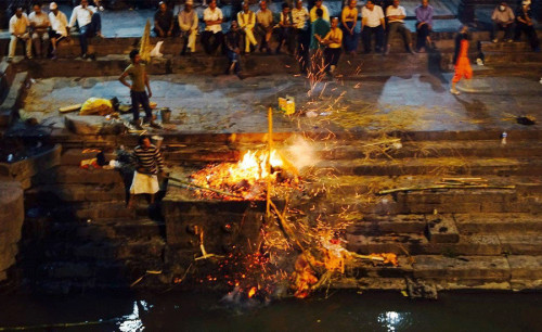 Crémation au temple de Pashupatinath